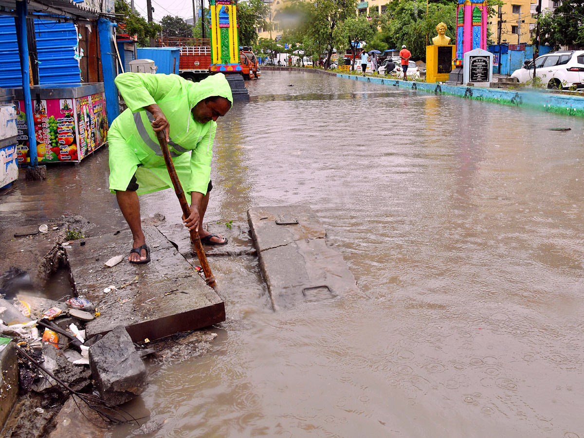 Heavy Rains in Hyderabad Photos - Sakshi11