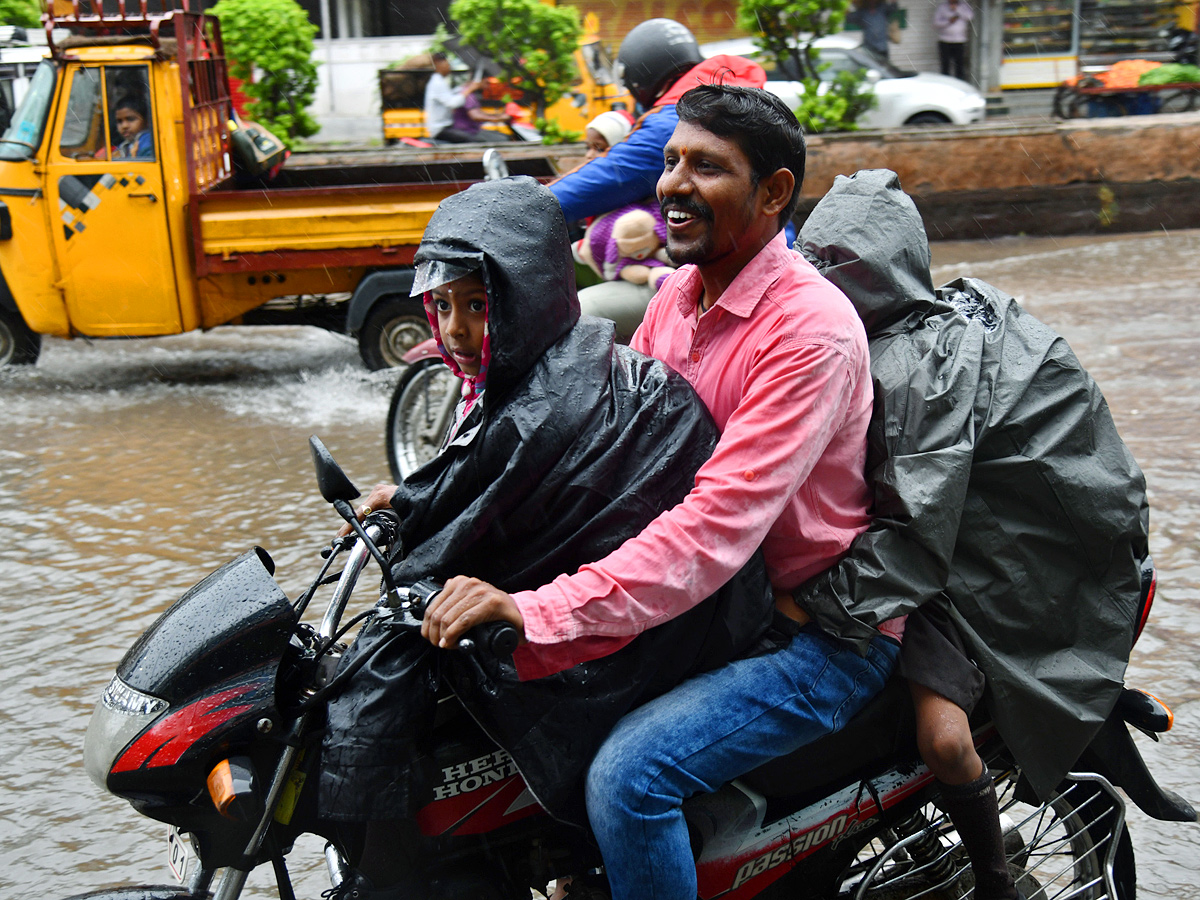 Heavy Rains in Hyderabad Photos - Sakshi15