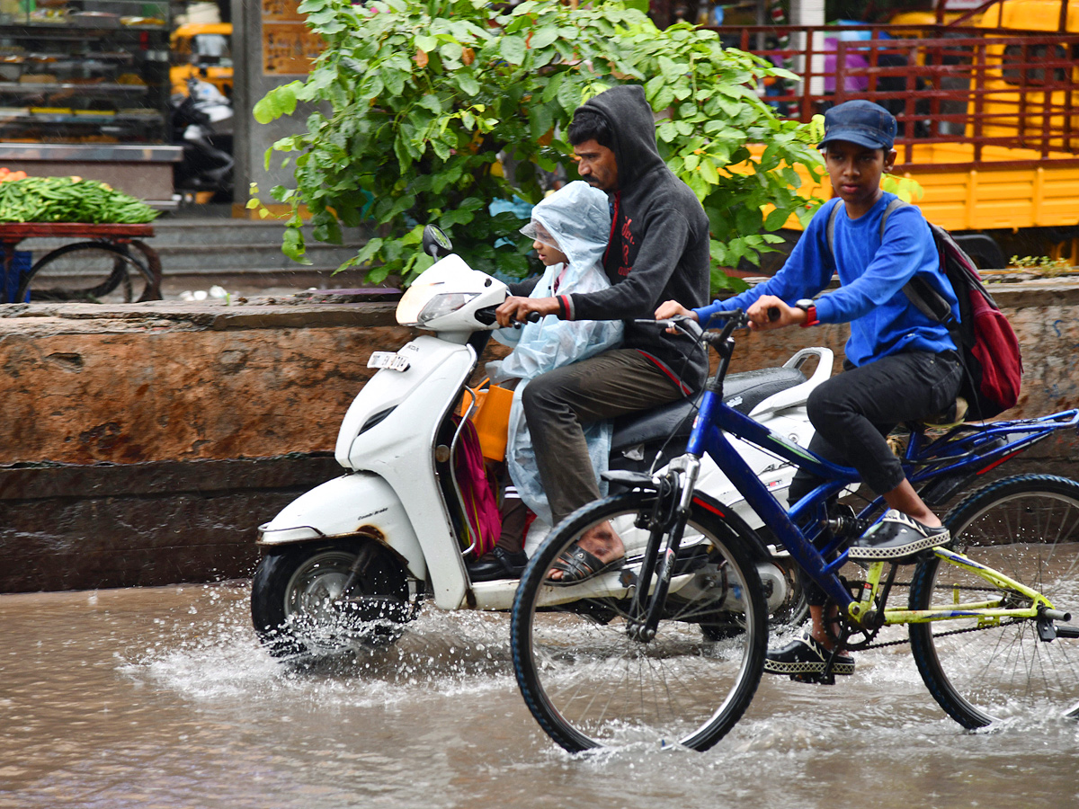 Heavy Rains in Hyderabad Photos - Sakshi16