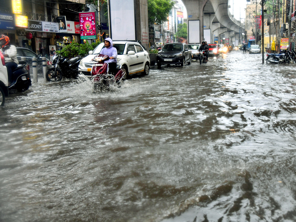 Heavy Rains in Hyderabad Photos - Sakshi18