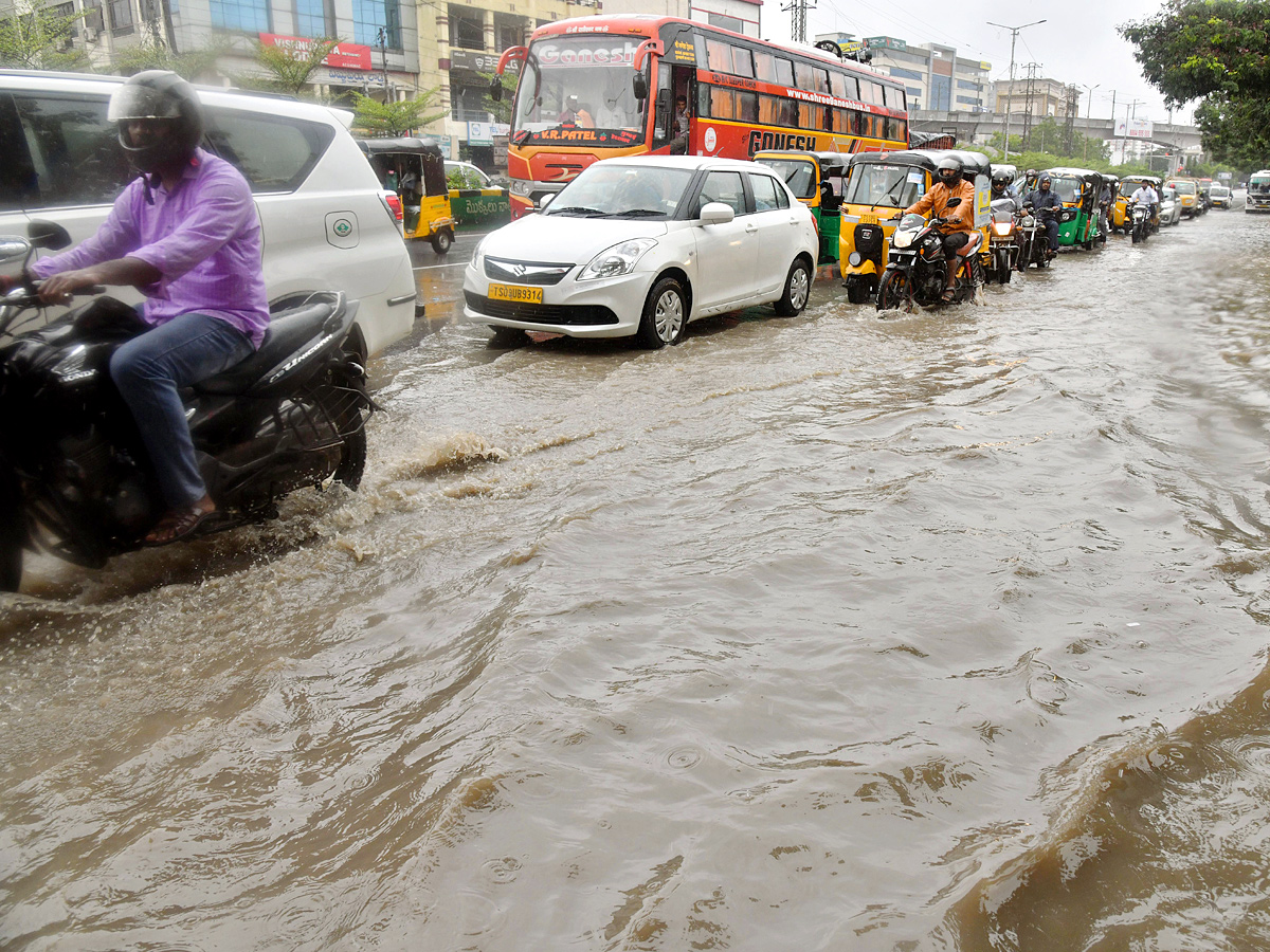 Heavy Rains in Hyderabad Photos - Sakshi21