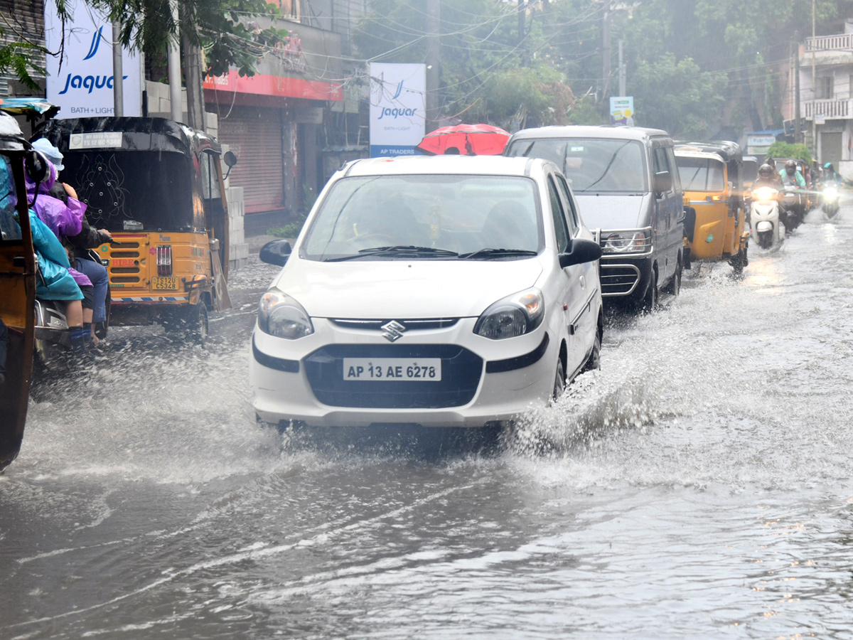 Heavy Rains in Hyderabad Photos - Sakshi24