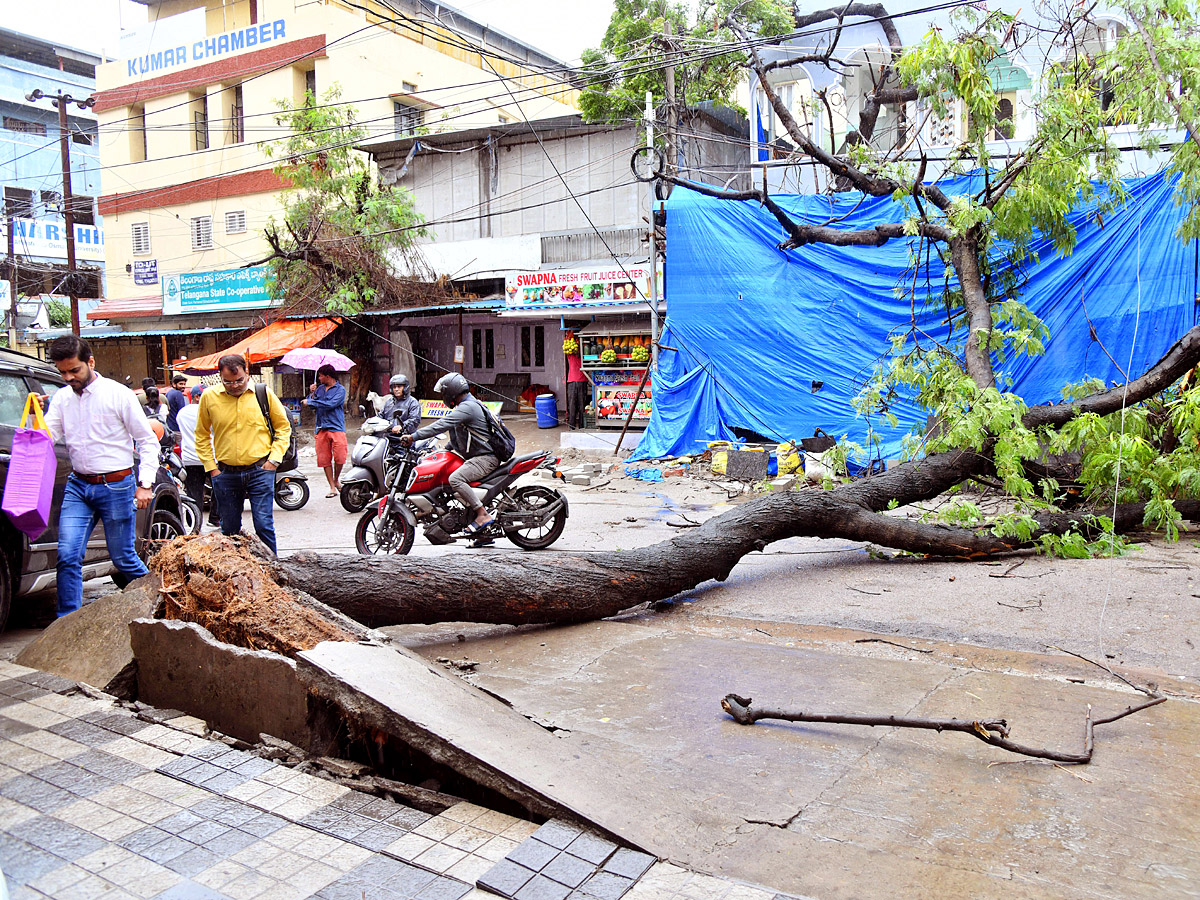 Heavy Rains in Hyderabad Photos - Sakshi27