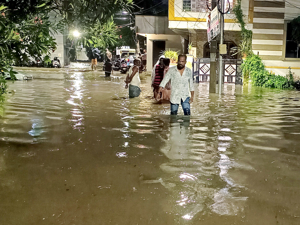 Heavy Rains in Hyderabad Photos - Sakshi32