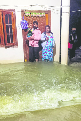 అల్తాఫ్‌నగర్‌లో ఇంటిలోకి చేరిన వర్షపు నీరు..2