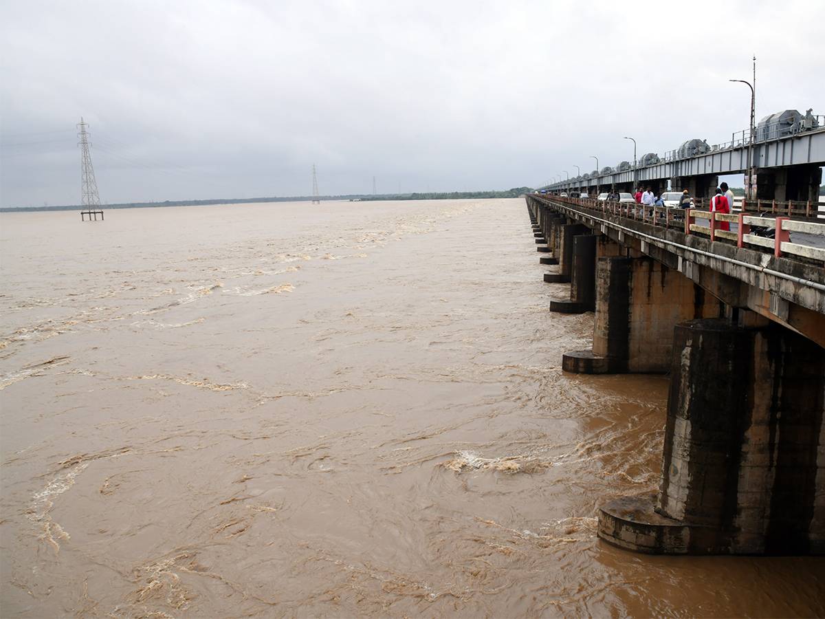 Heavy rain Rajamahendravaram Pics - Sakshi1