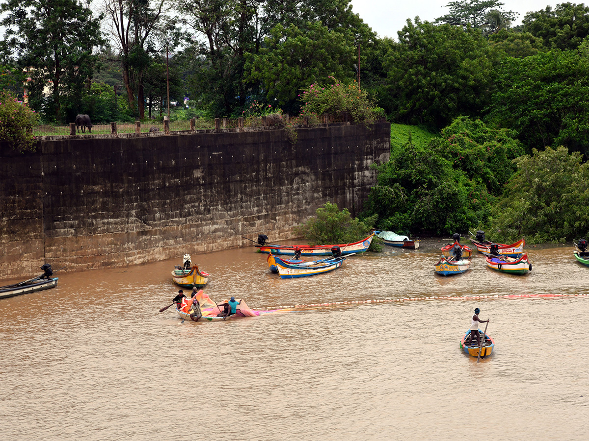 Heavy rain Rajamahendravaram Pics - Sakshi10