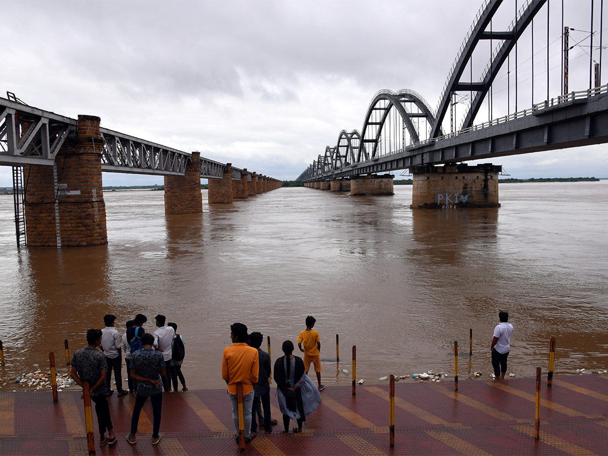 Heavy rain Rajamahendravaram Pics - Sakshi2