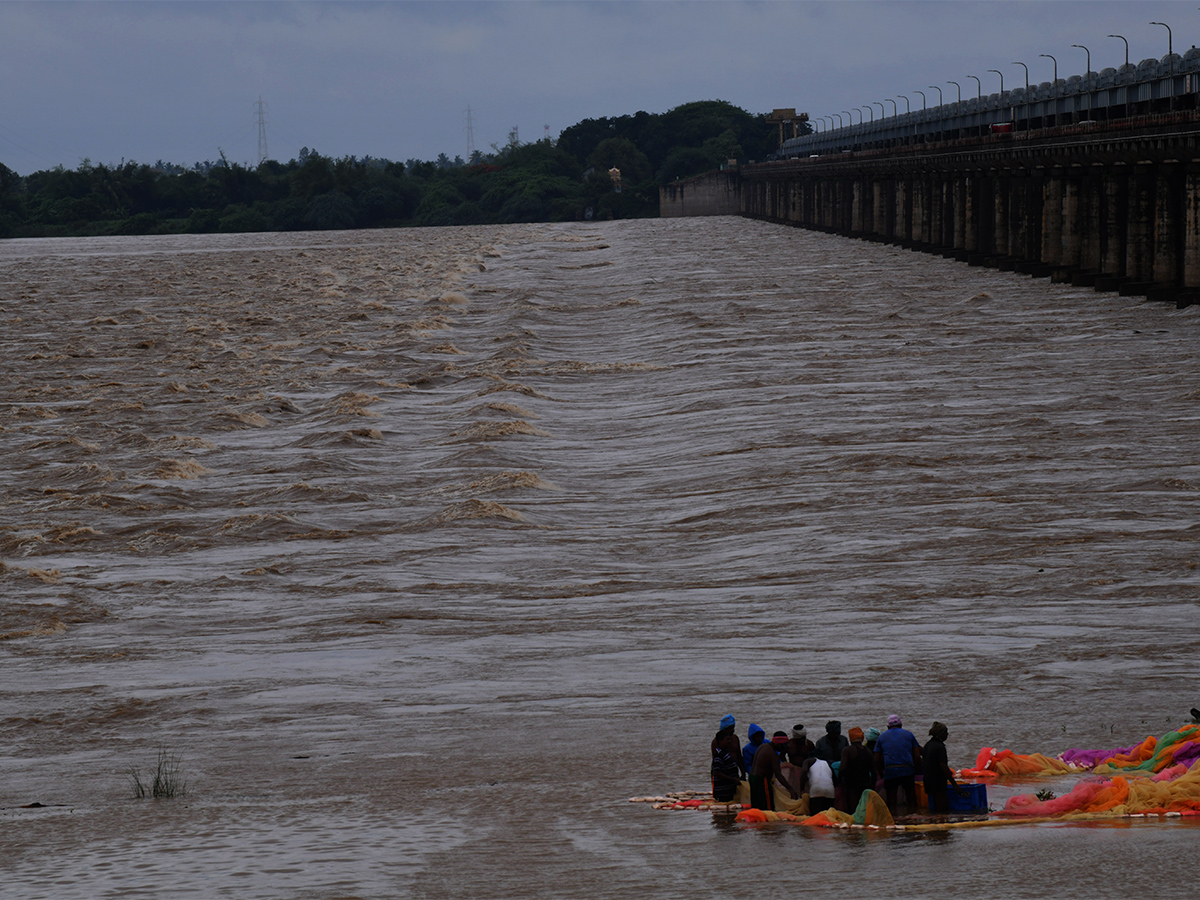 Heavy rain Rajamahendravaram Pics - Sakshi4