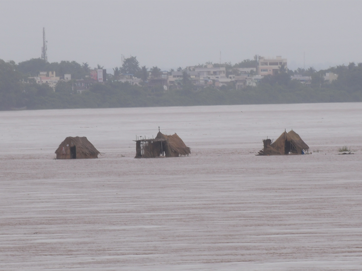 Heavy rain Rajamahendravaram Pics - Sakshi5