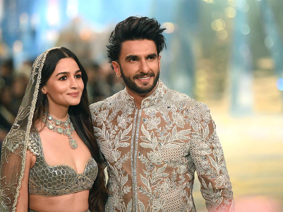 Deepika and Ranbir Kapoor at Manish Malhotra Mijwan 2018 Rare Photos - Sakshi8