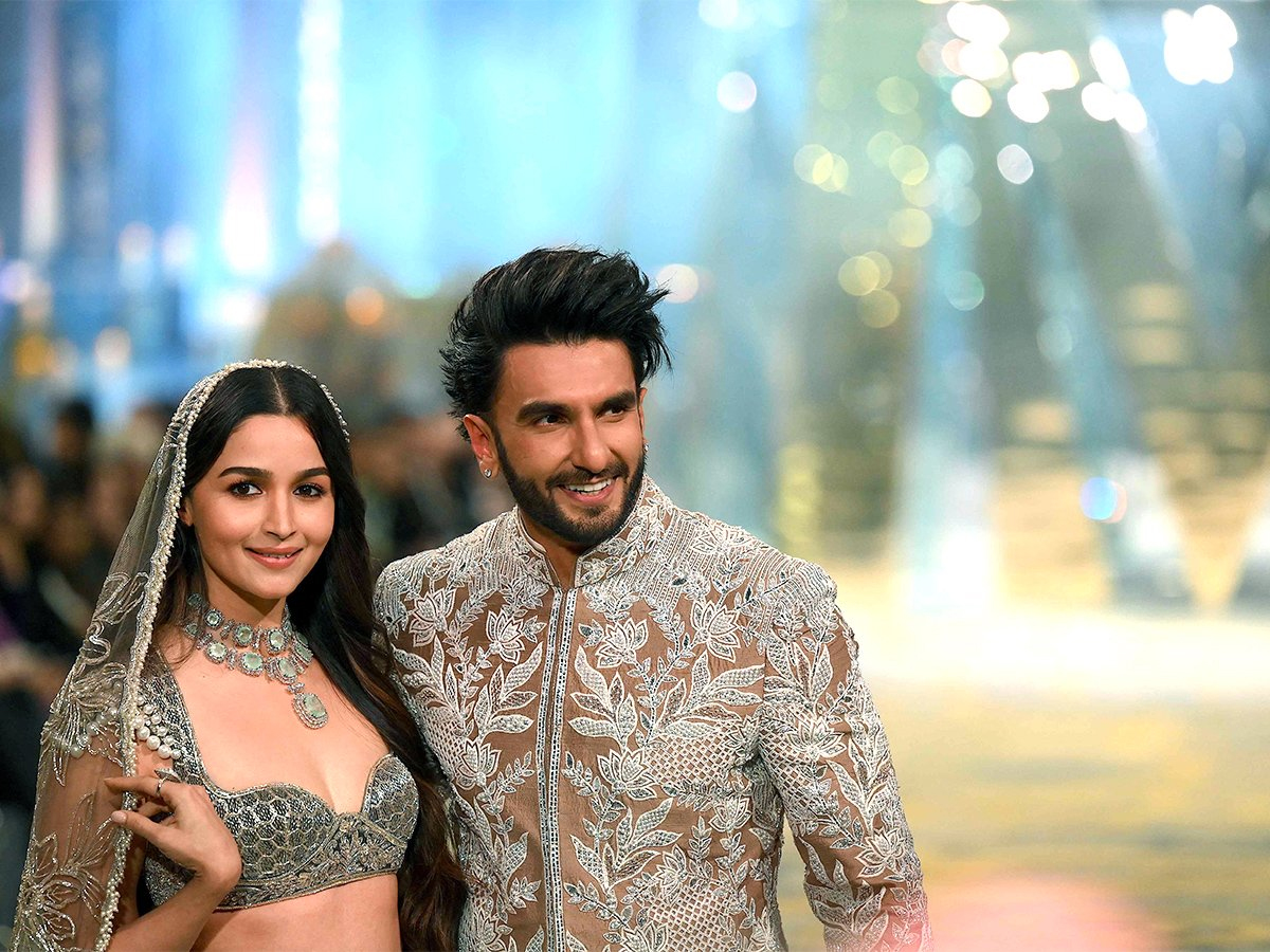 Deepika and Ranbir Kapoor at Manish Malhotra Mijwan 2018 Rare Photos - Sakshi10