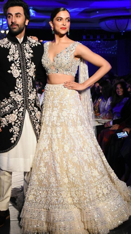 Deepika and Ranbir Kapoor at Manish Malhotra Mijwan 2018 Rare Photos - Sakshi4