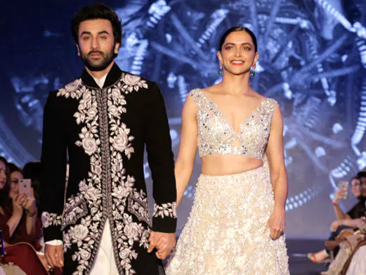 Deepika and Ranbir Kapoor at Manish Malhotra Mijwan 2018 Rare Photos - Sakshi7