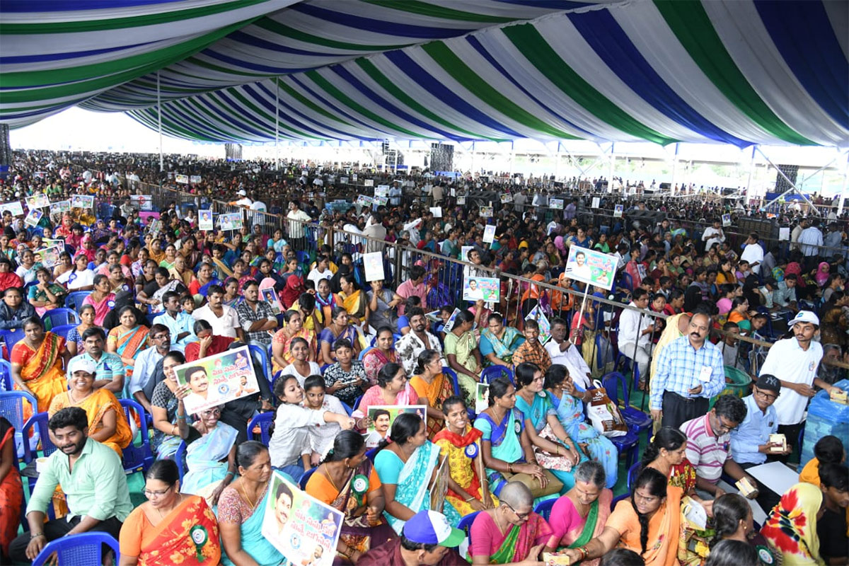 CM Jagan Lays Foundation Stone for Poor People Houses In Krishnayapalem - Sakshi2