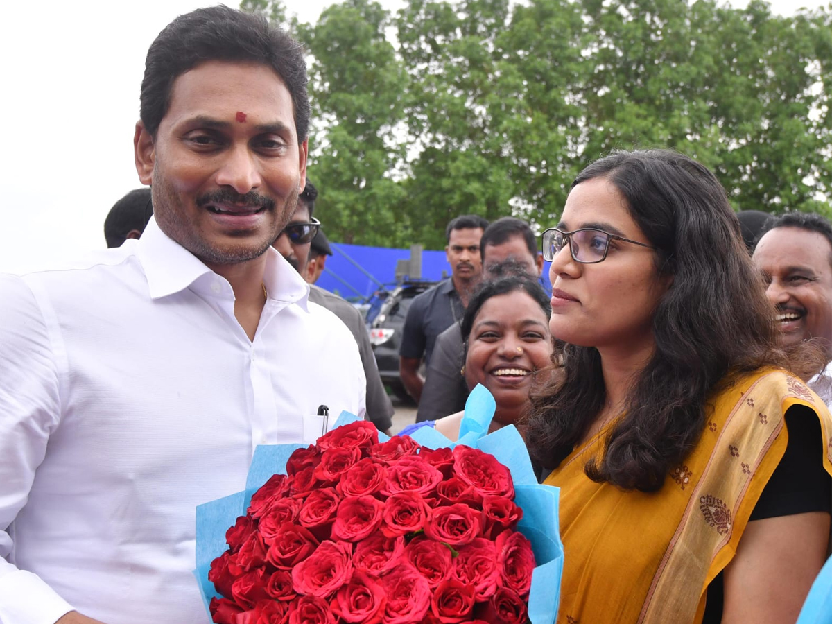 CM Jagan Attends public meeting In Venkatapalem Photo Gallery - Sakshi10