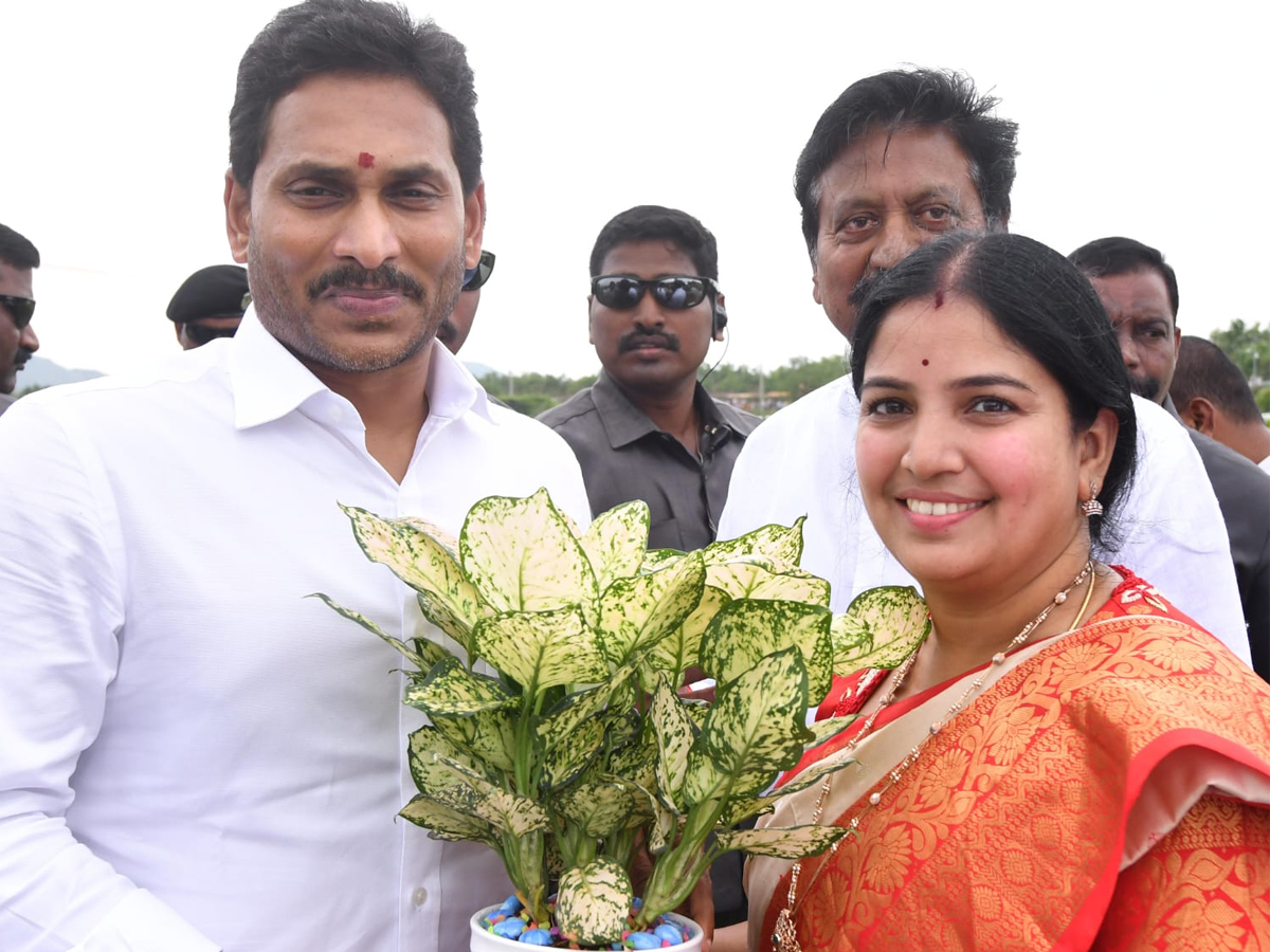 CM Jagan Attends public meeting In Venkatapalem Photo Gallery - Sakshi7