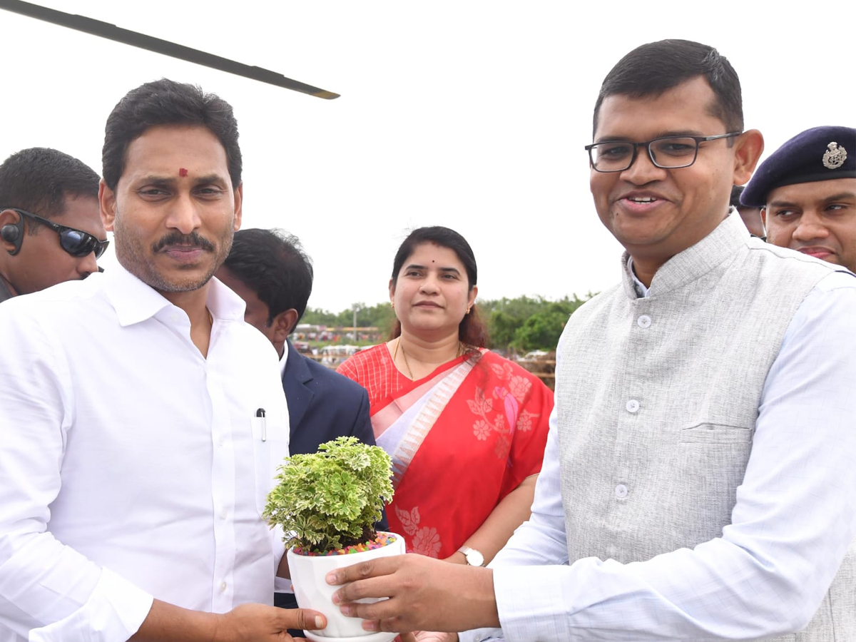 CM Jagan Attends public meeting In Venkatapalem Photo Gallery - Sakshi5