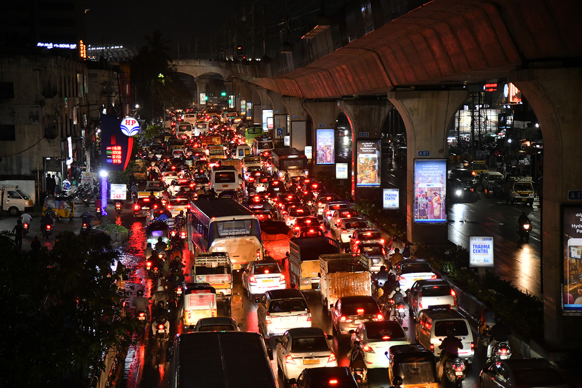 Heavy Traffic in Hyderabad - Sakshi1