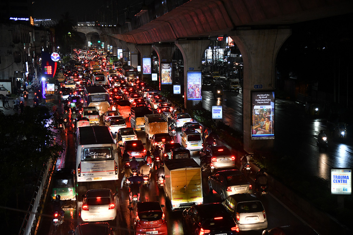 Heavy Traffic in Hyderabad - Sakshi12