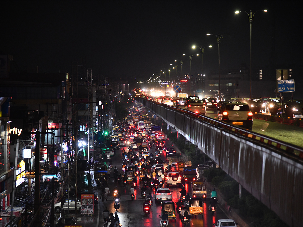 Heavy Traffic in Hyderabad - Sakshi14