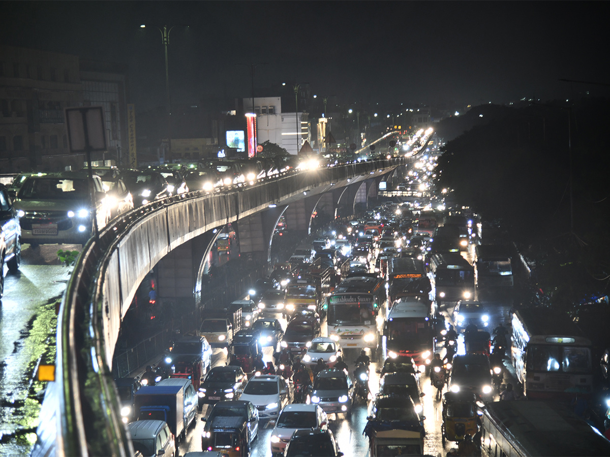 Heavy Traffic in Hyderabad - Sakshi15