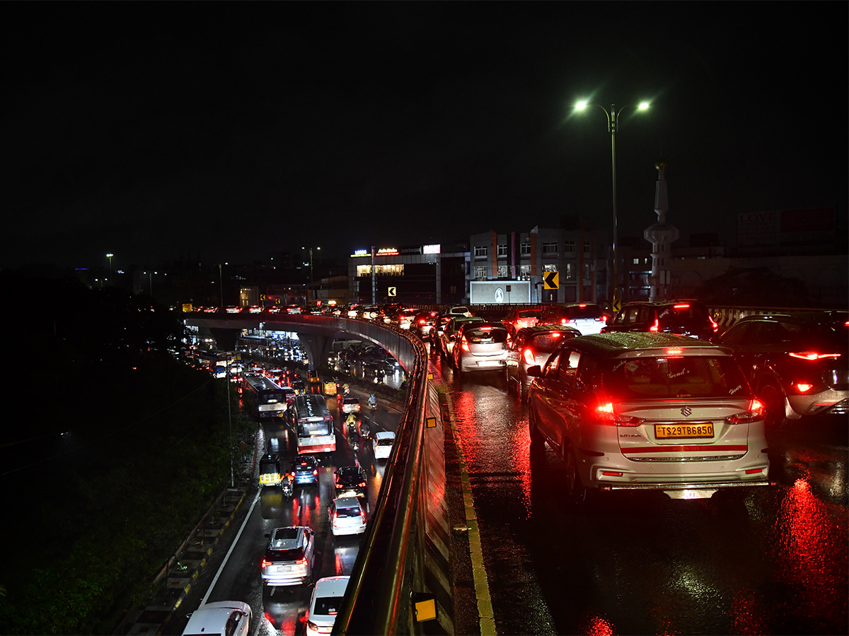 Heavy Traffic in Hyderabad - Sakshi16