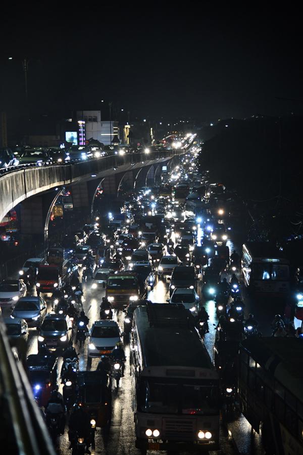 Heavy Traffic in Hyderabad - Sakshi17