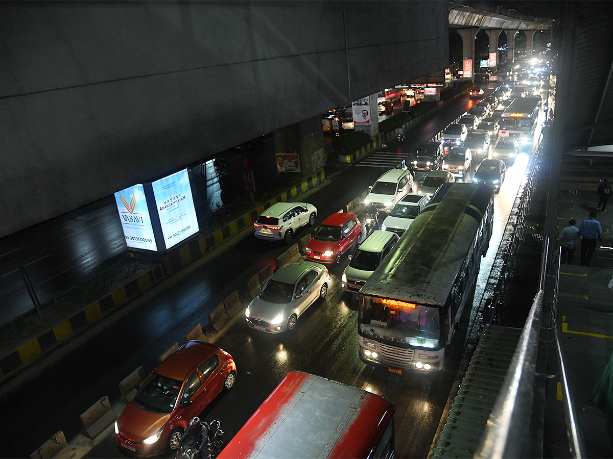 Heavy Traffic in Hyderabad - Sakshi2