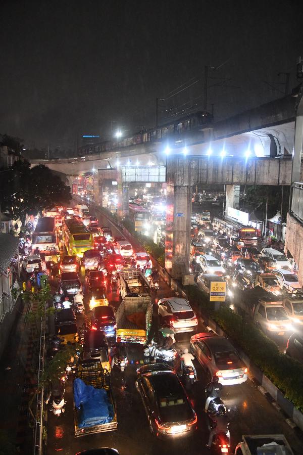 Heavy Traffic in Hyderabad - Sakshi20