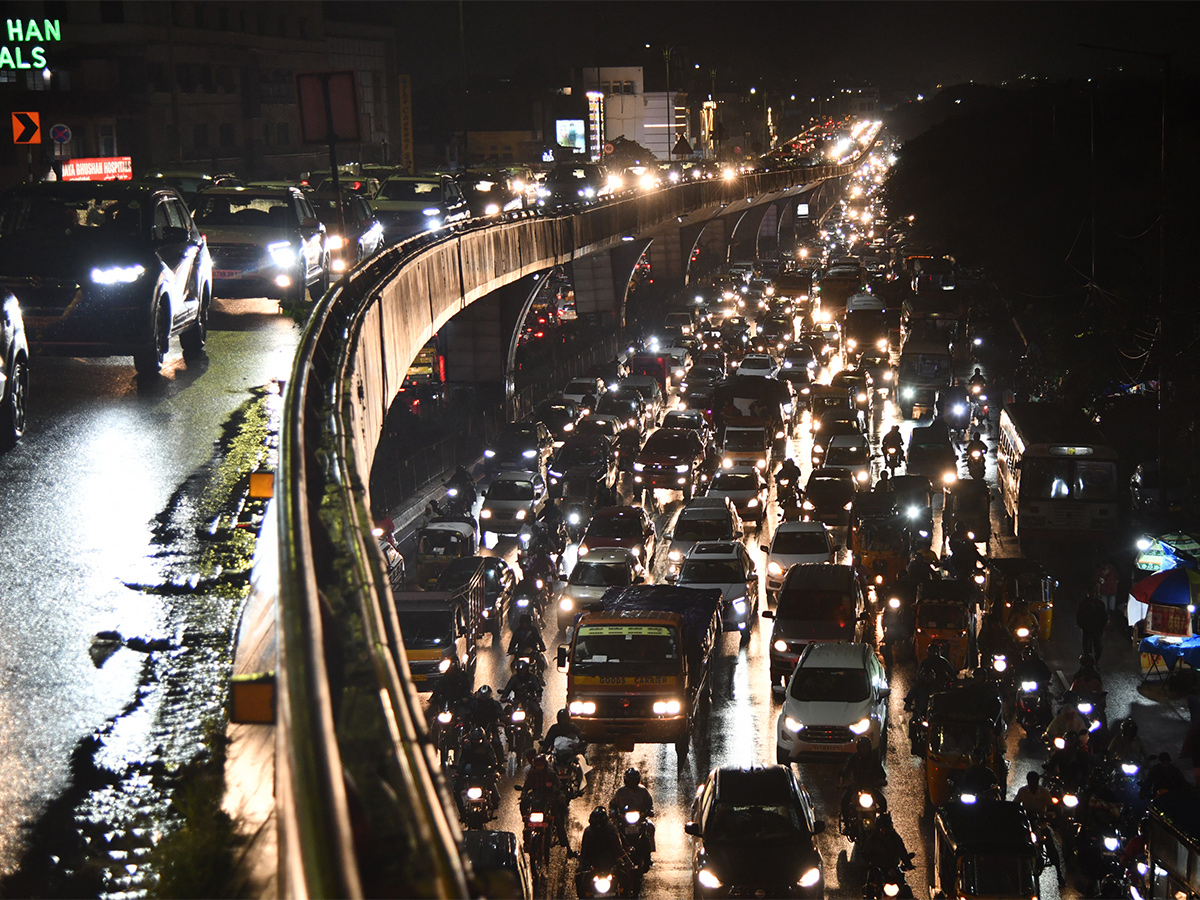 Heavy Traffic in Hyderabad - Sakshi4