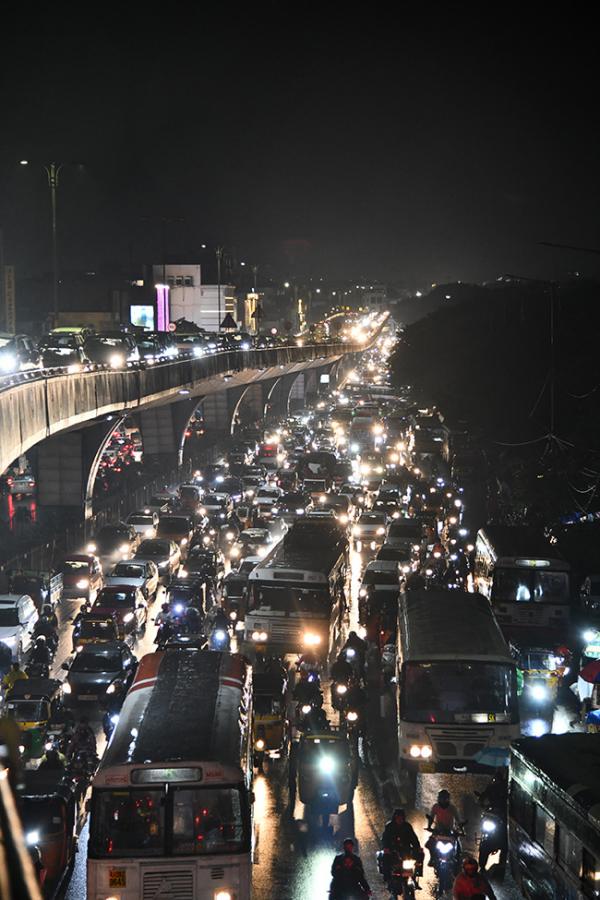 Heavy Traffic in Hyderabad - Sakshi5