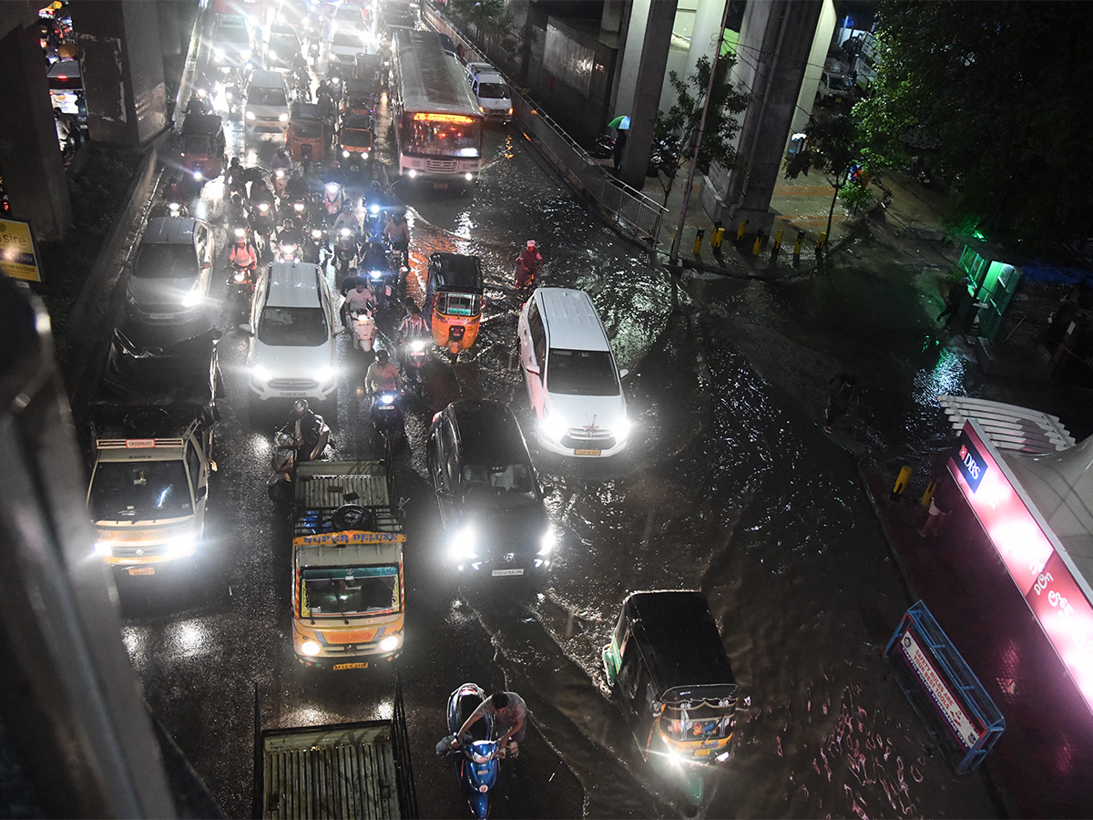 Heavy Traffic in Hyderabad - Sakshi6