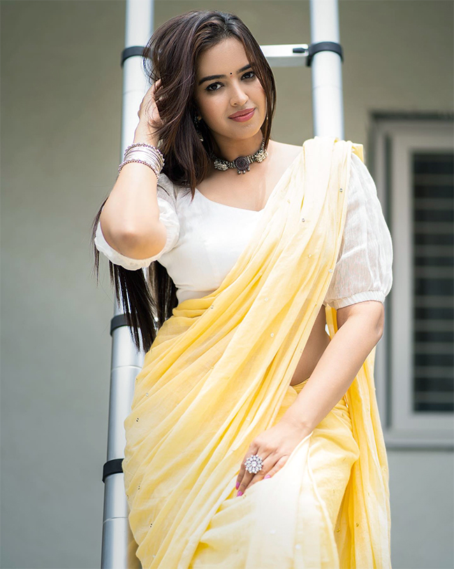 Actress Poojitha Ponnada Photos - Sakshi8