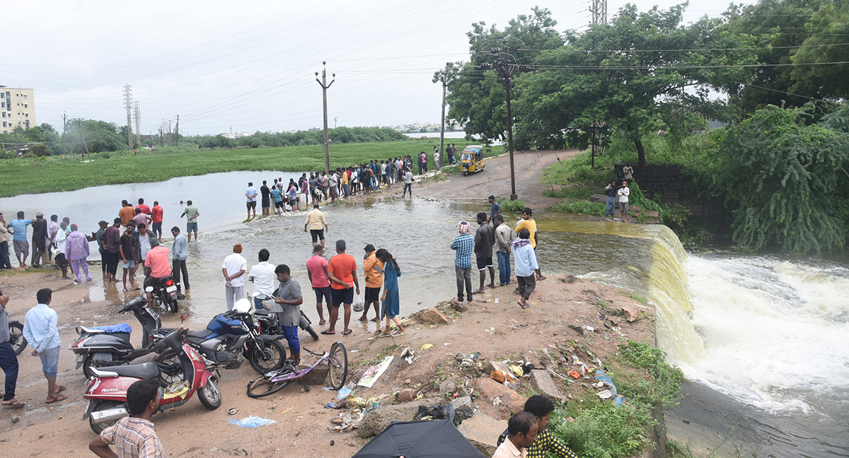 heavy rain in warangal photos - Sakshi12