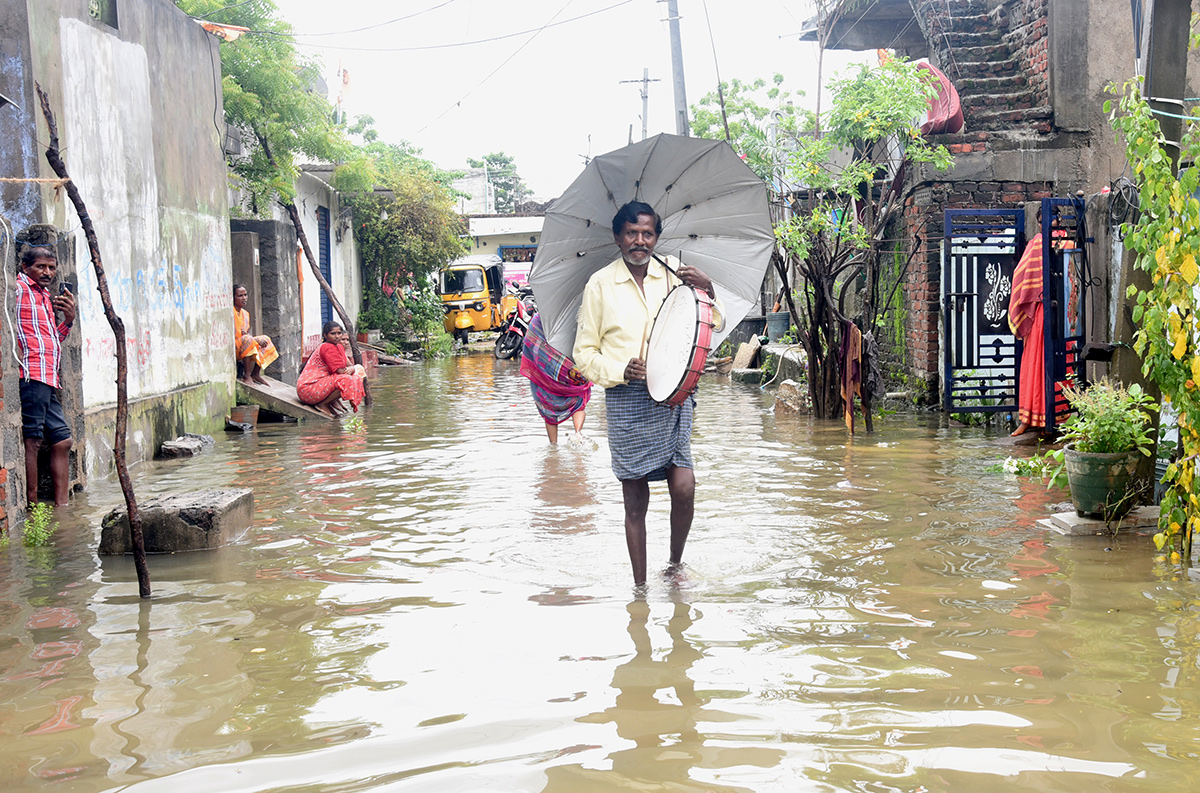 heavy rain in warangal photos - Sakshi17