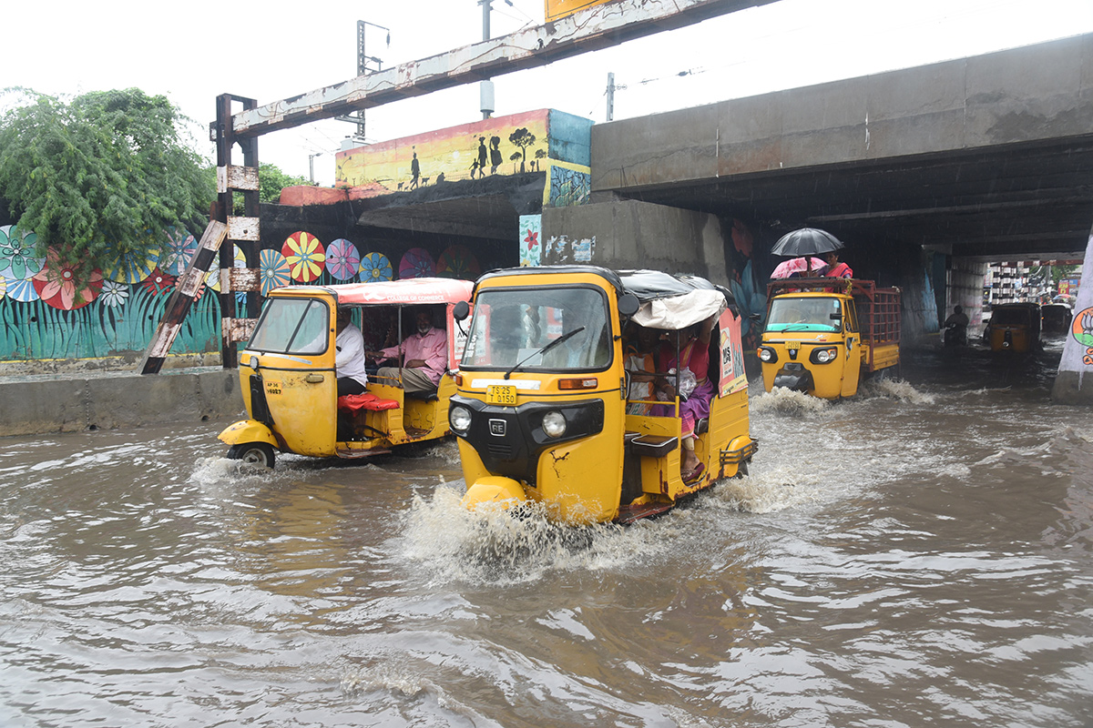 heavy rain in warangal photos - Sakshi24