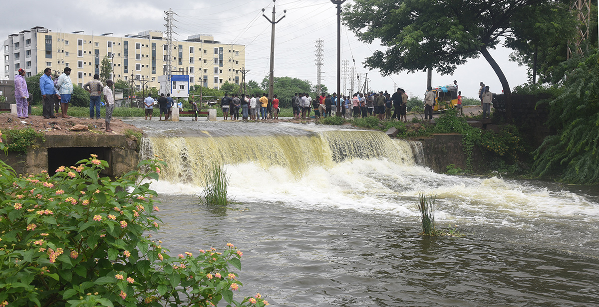 heavy rain in warangal photos - Sakshi25