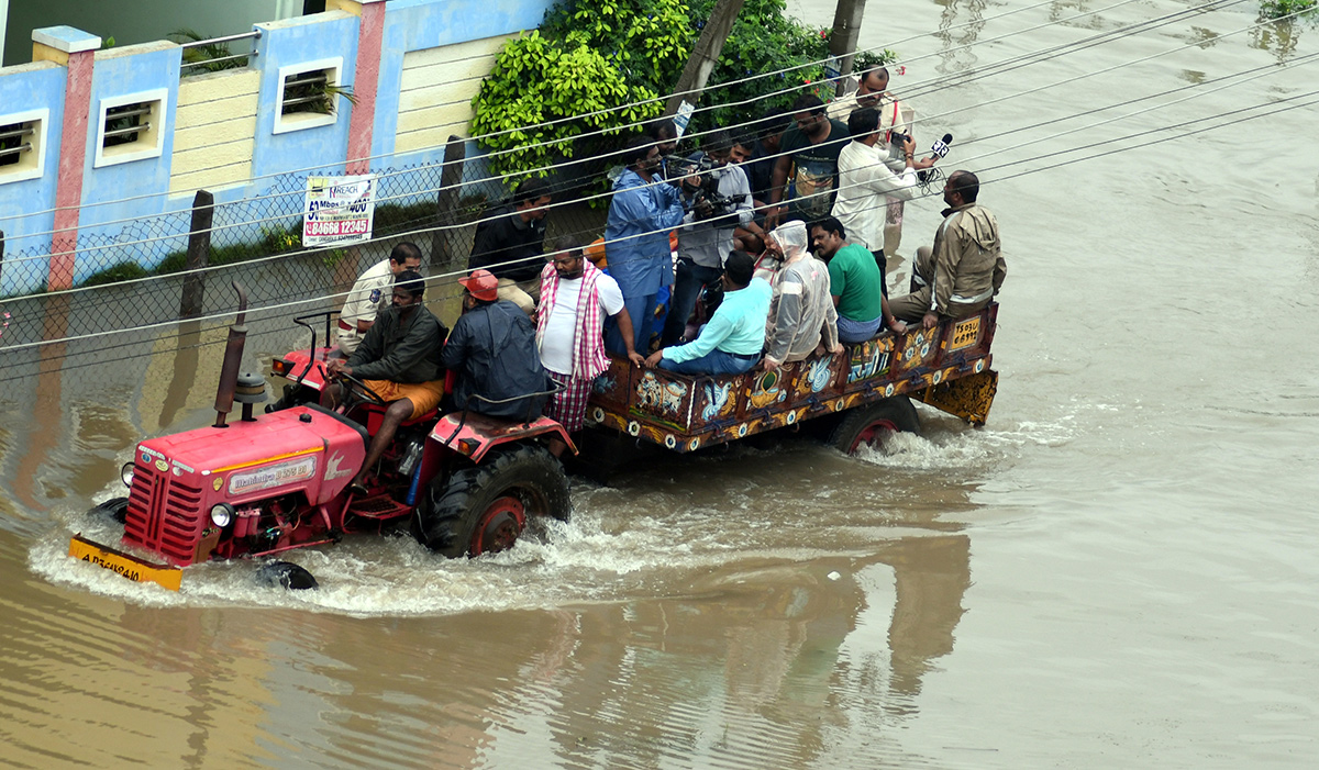 heavy rain in warangal photos - Sakshi29