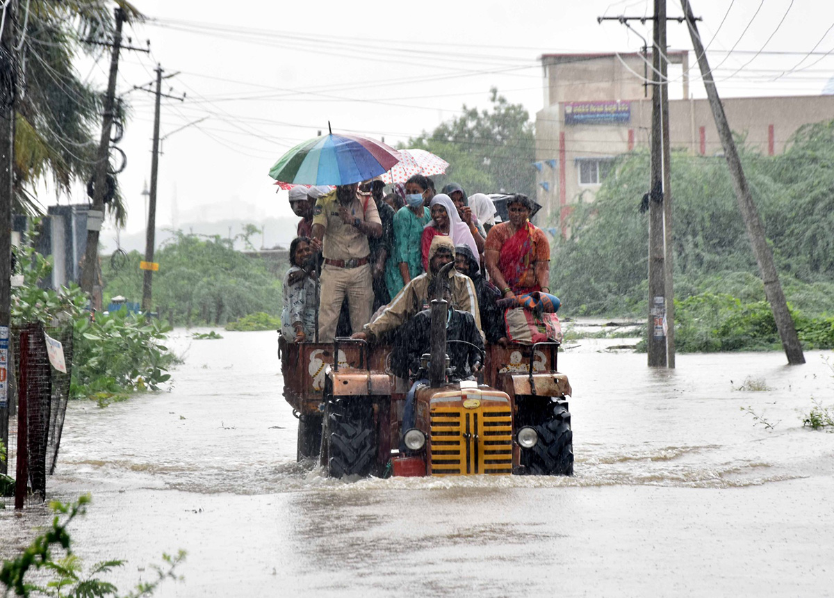 heavy rain in warangal photos - Sakshi4