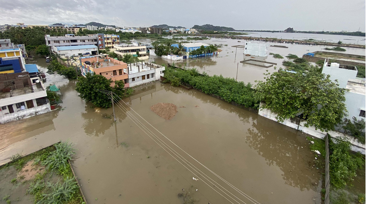 heavy rain in warangal photos - Sakshi40