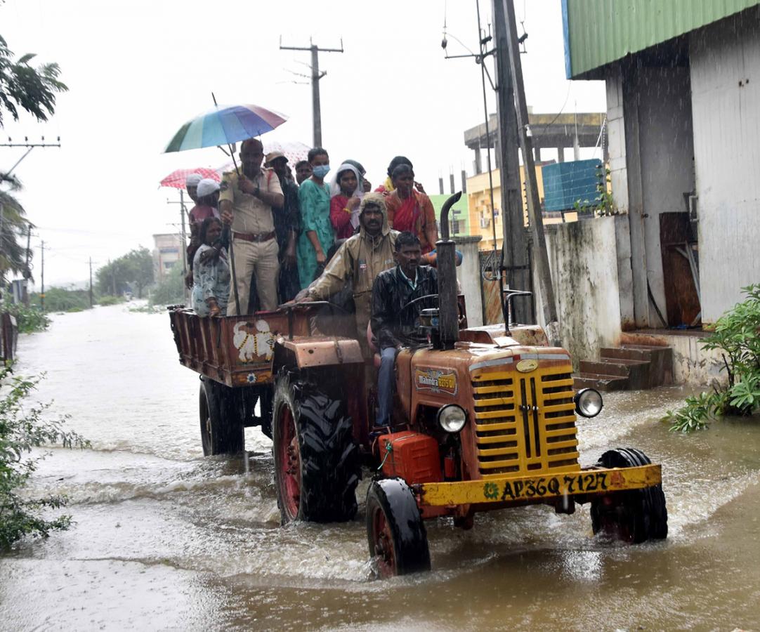 heavy rain in warangal photos - Sakshi42