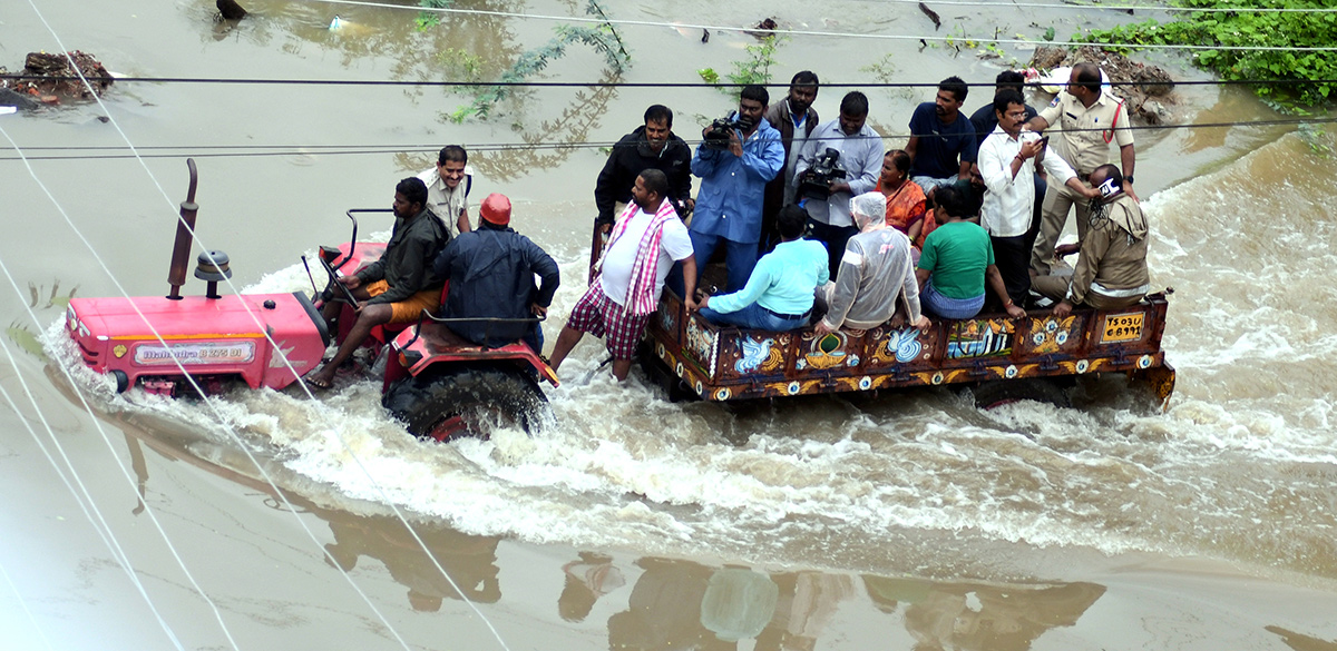 heavy rain in warangal photos - Sakshi43