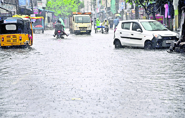 హనుమకొండ చౌరస్తా లోకల్‌ బస్టాండ్‌లో వరద..2