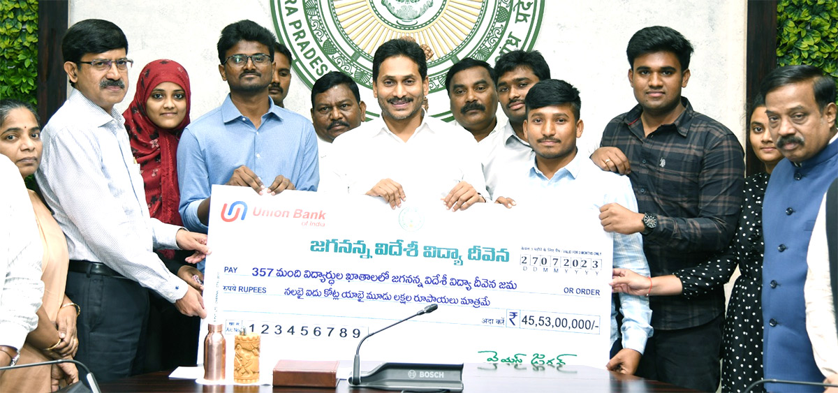 CM YS Jagan In Jagananna Videshi Vidya Deevena Funds Release Event - Sakshi2