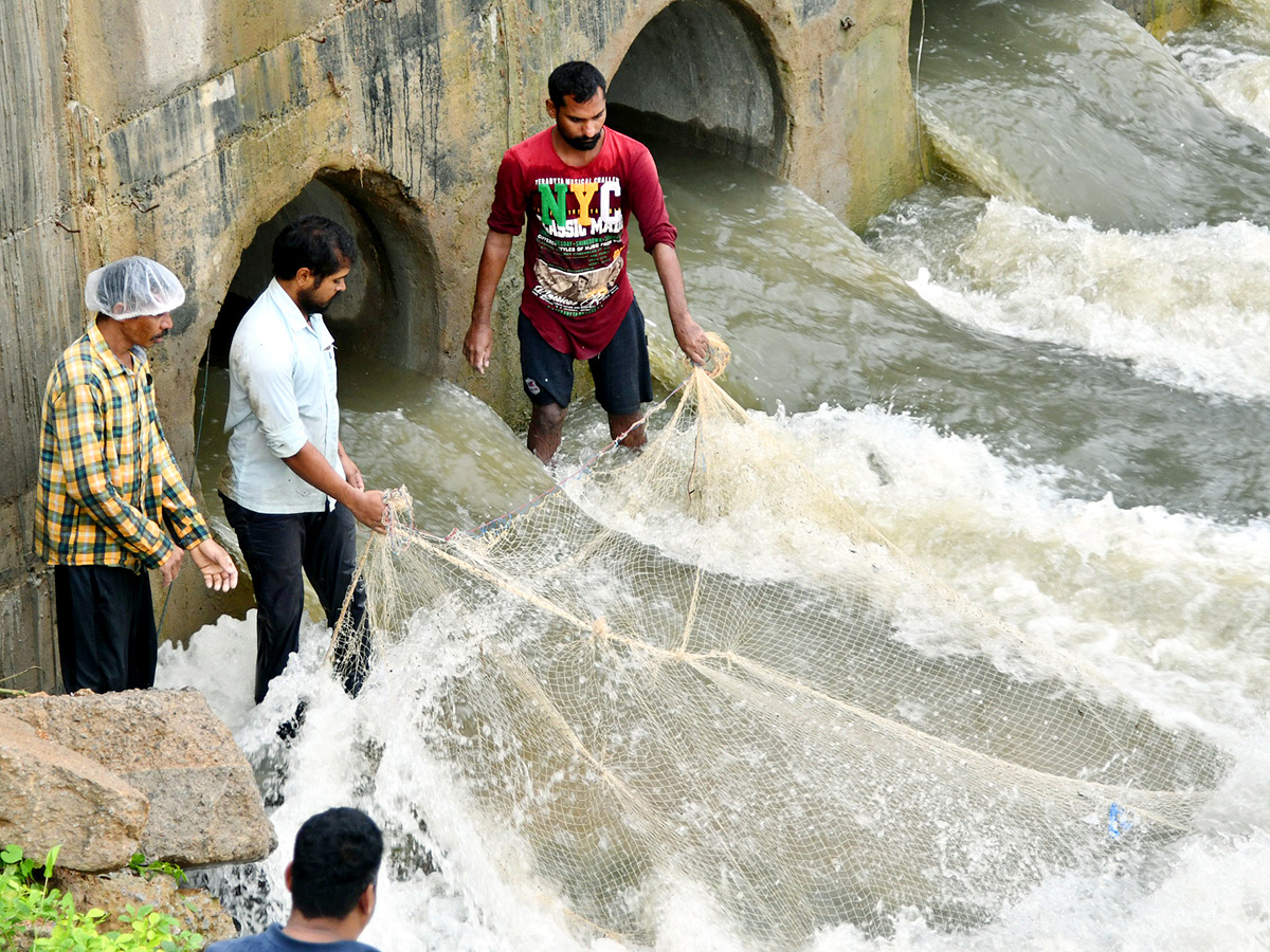 Catching fishes in flood water in heavy rain Photos - Sakshi2