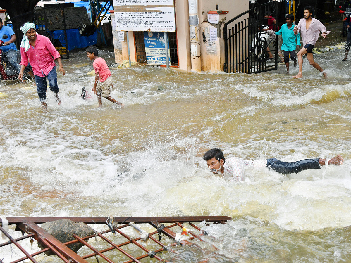 Catching fishes in flood water in heavy rain Photos - Sakshi11