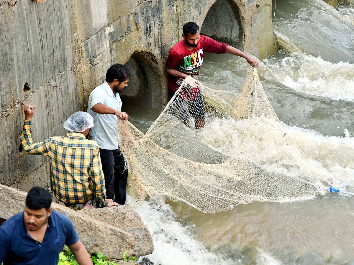 Catching fishes in flood water in heavy rain Photos - Sakshi3