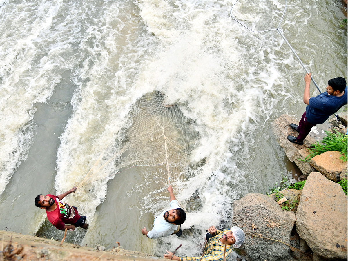 Catching fishes in flood water in heavy rain Photos - Sakshi4