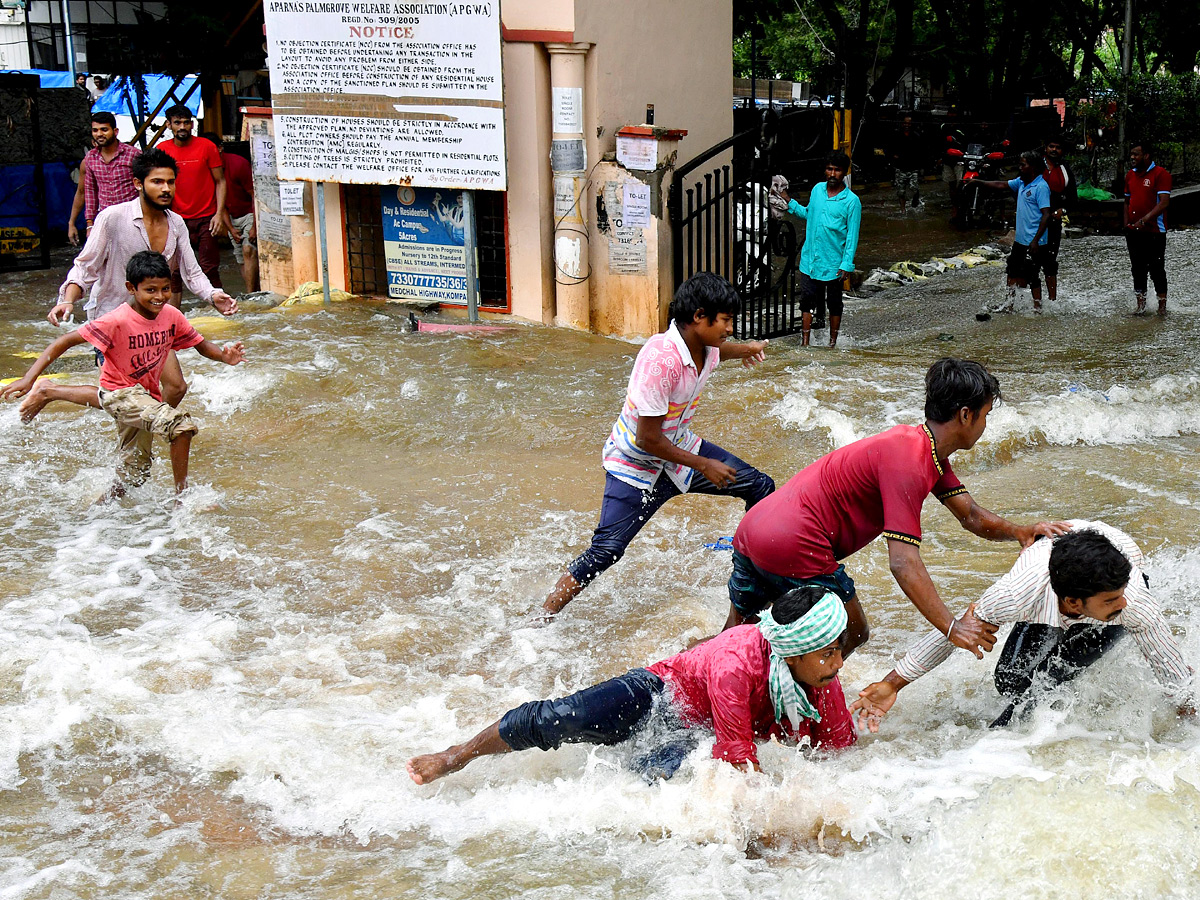 Catching fishes in flood water in heavy rain Photos - Sakshi8